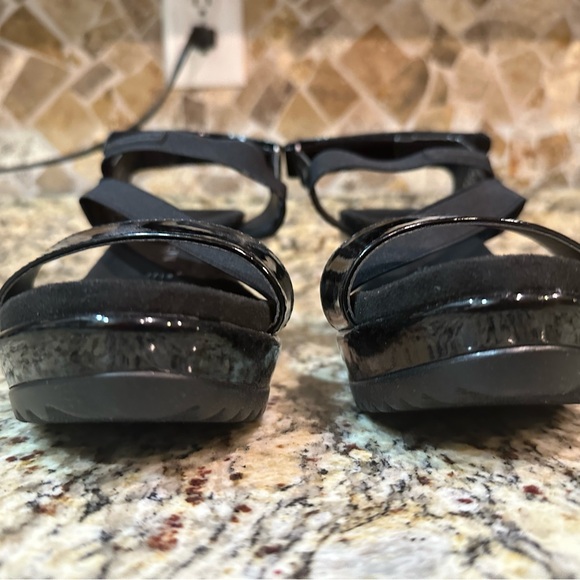 NEW Anne Klein iflex Black Patent Wedge Sandals Size 8 - Picture 4 of 9